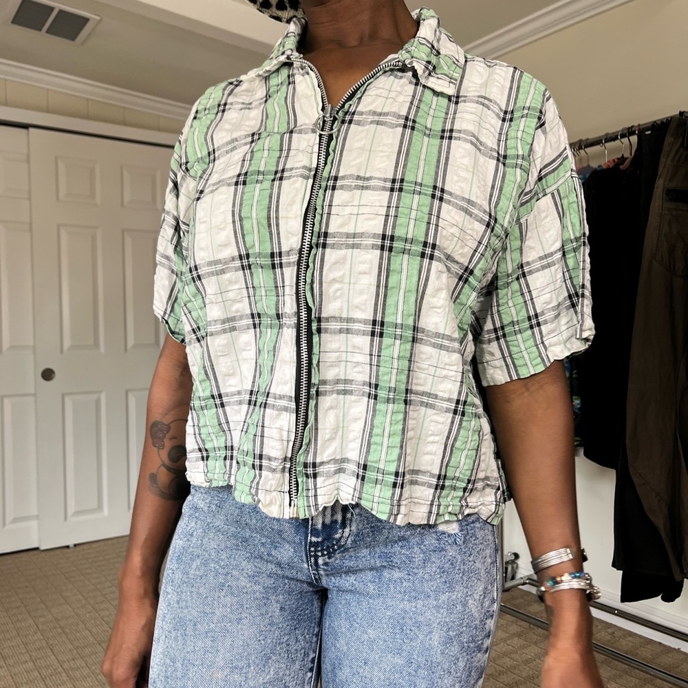 Vintage boxy blouse.  Fits like M/L.  Has a wrinkly texture. Perfect condition.